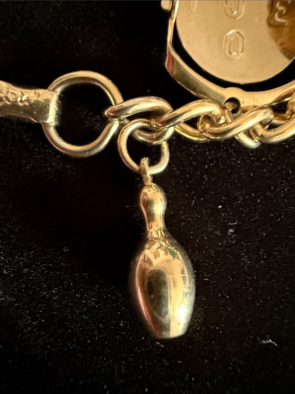 CORO excellent condition 18 Gold-Tone w/Charm Bracelet 1960’s collectible - Picture 6 of 16